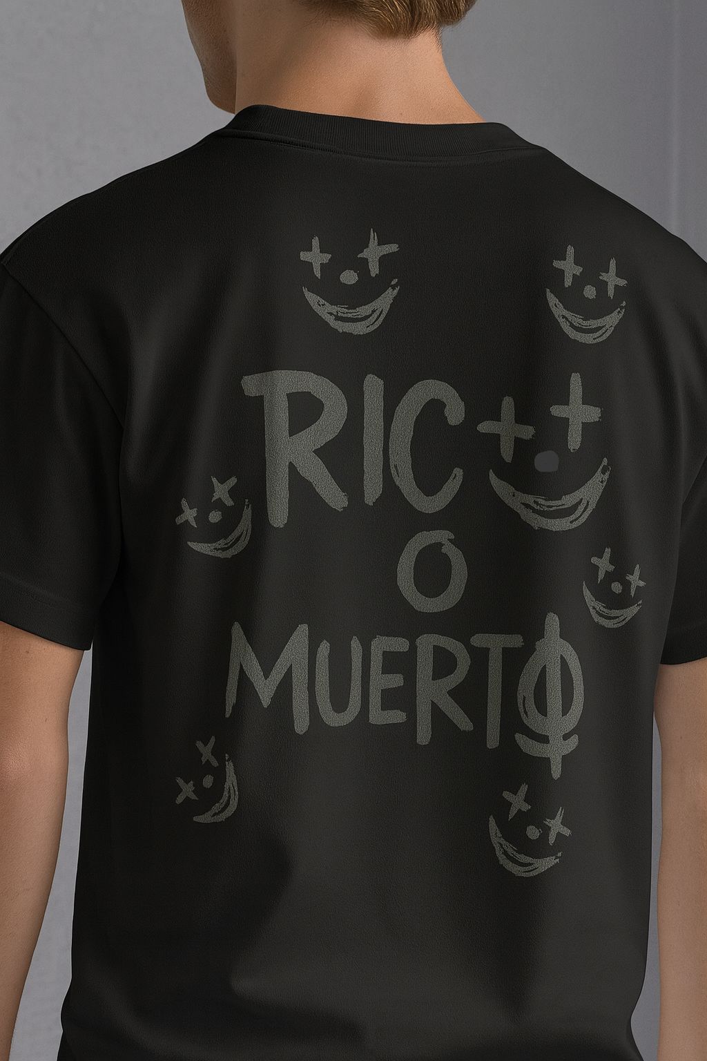 ROM – Rico o Muerto Tee (Blanco/Negro)