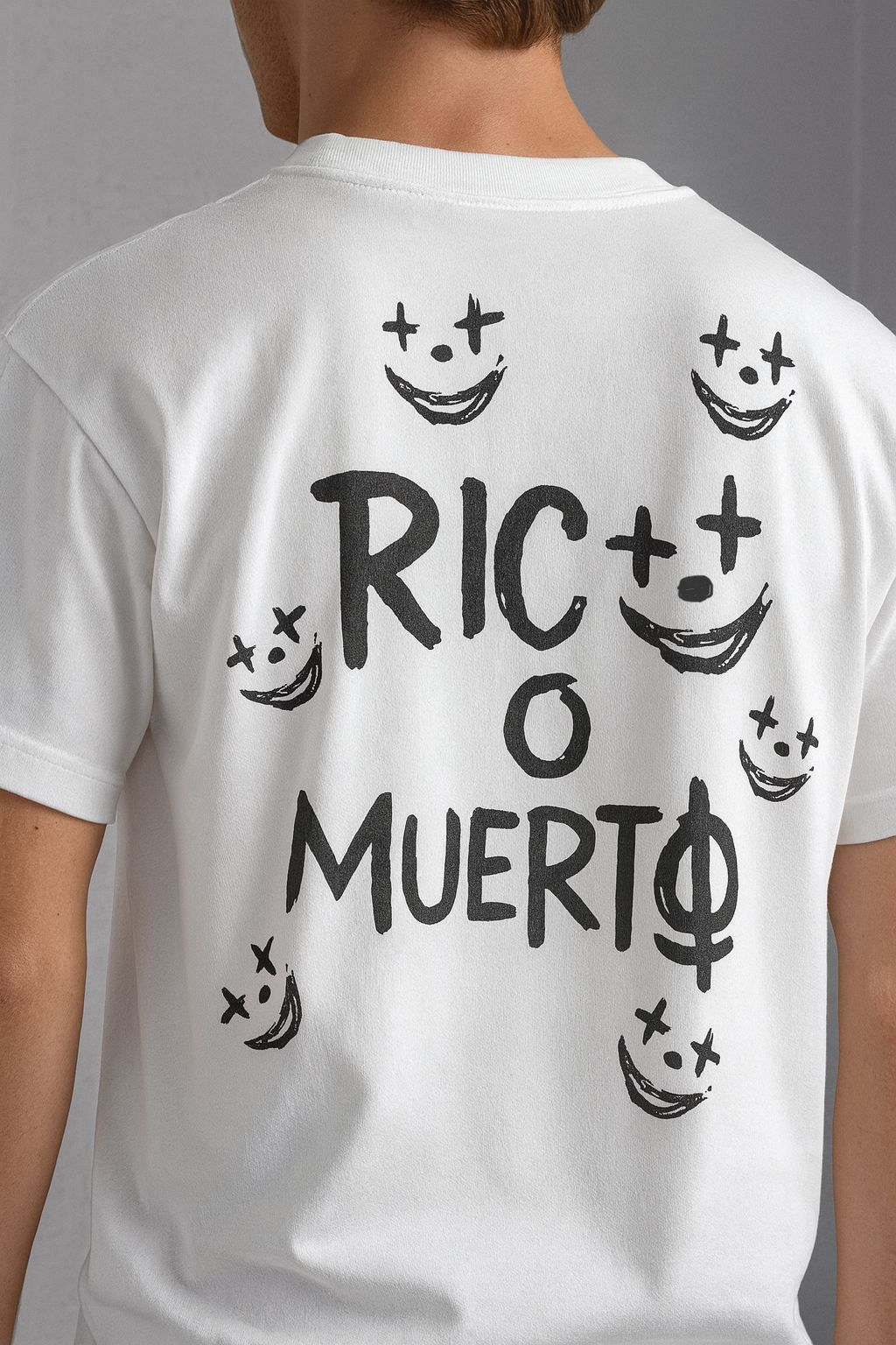 ROM – Rico o Muerto Tee (Blanco/Negro)